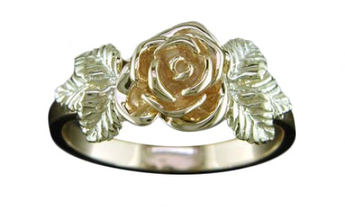 Fashion ring evoking a floral chic
