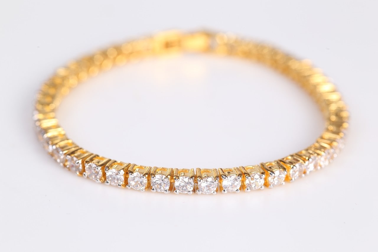 Yellow gold bracelet with round diamonds